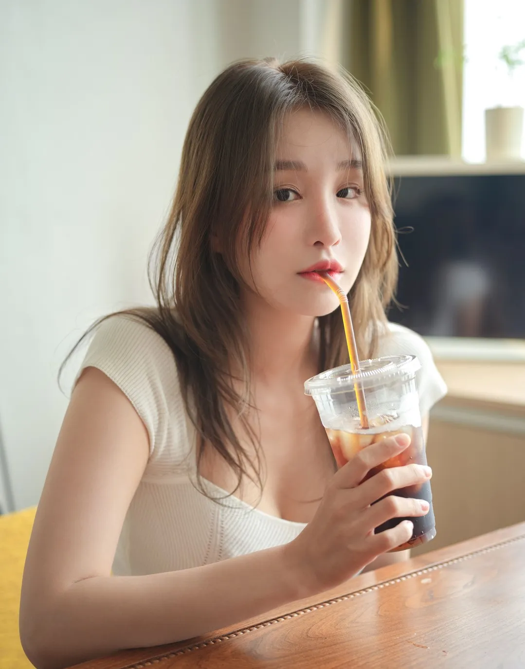 Leesnoww이설长发白色服饰手持饮品室内写真造型