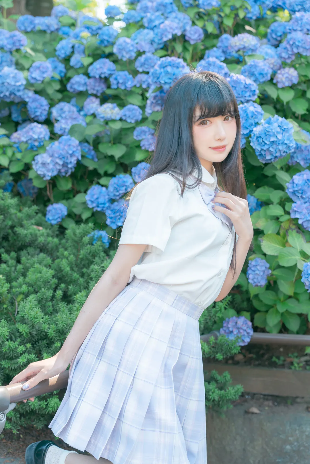 角色扮演专题 Shika小鹿鹿白色上衣浅色裙装花园写真风格