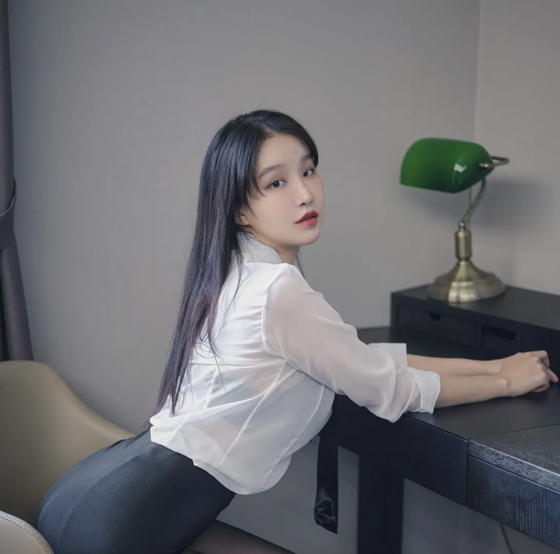Leesnoww이설白色衬衫坐姿回望室内空间写真