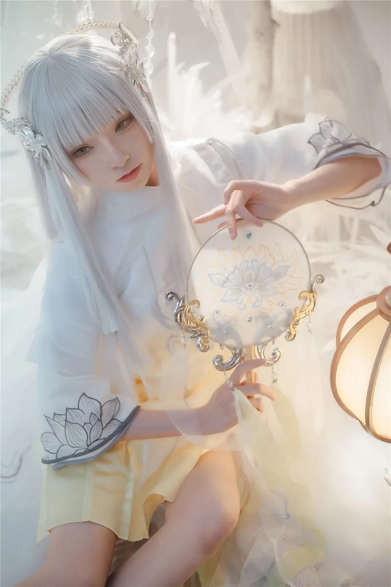 Kitaro绮太郎白色长发幻想风服装与扇子造型写真
