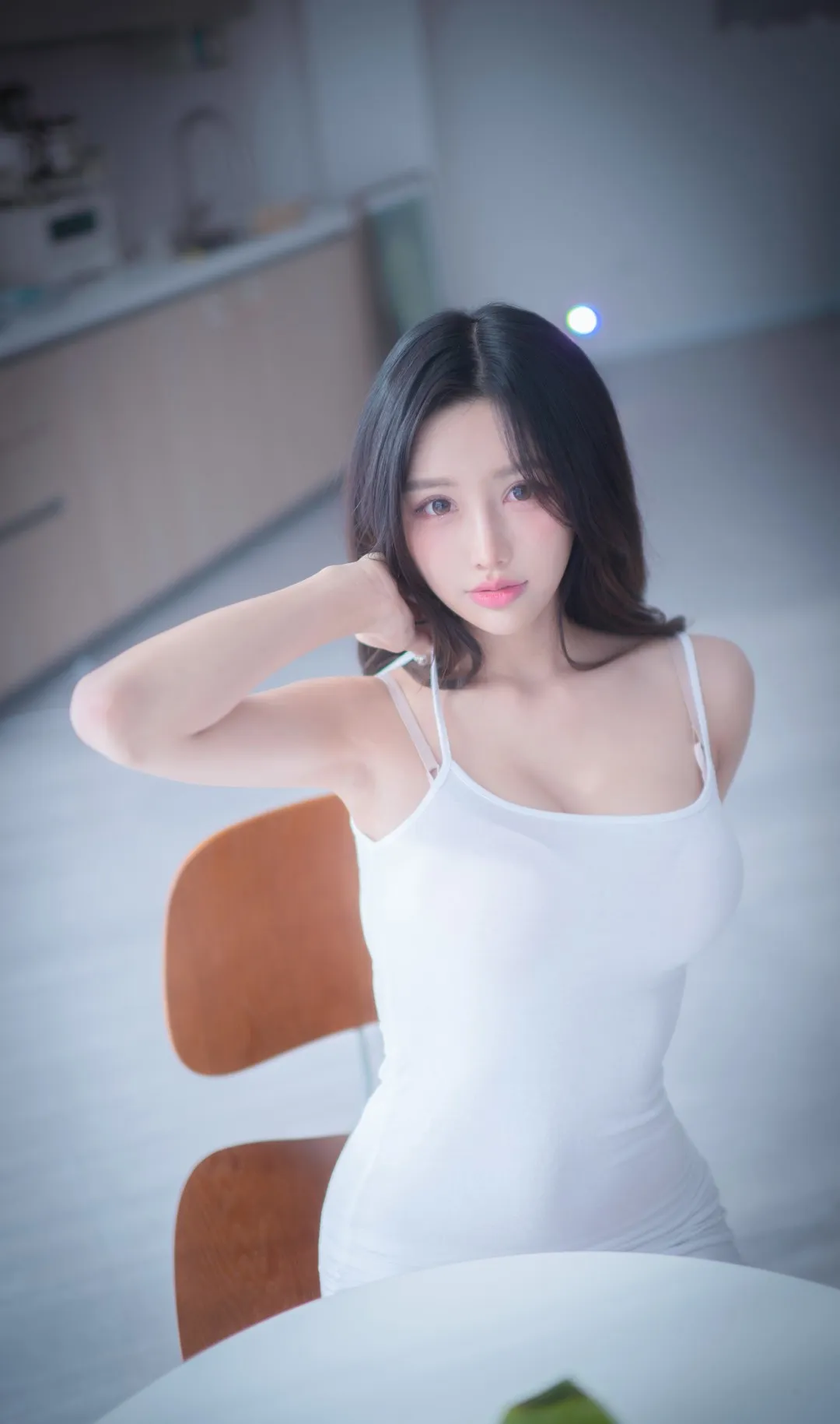 YeonYu白色服装坐姿室内构图写真