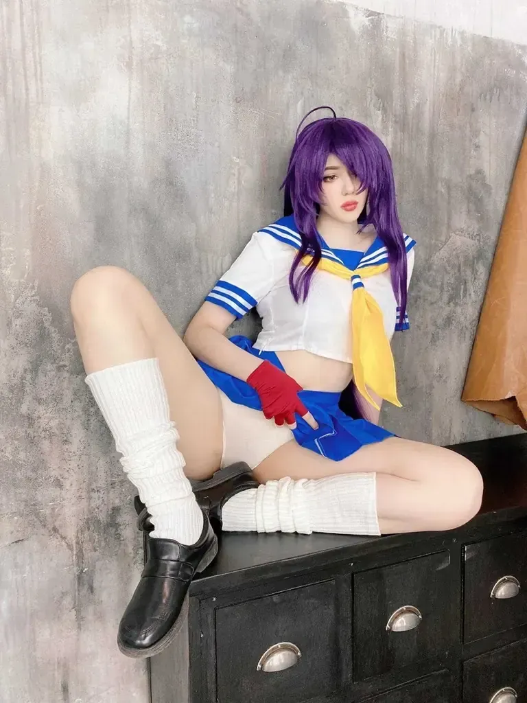 角色扮演专题 AlinaBecker cosplay作品与角色图集风格整理 AlinaBecker紫色假发搭配蓝白制服的Cosplay造型