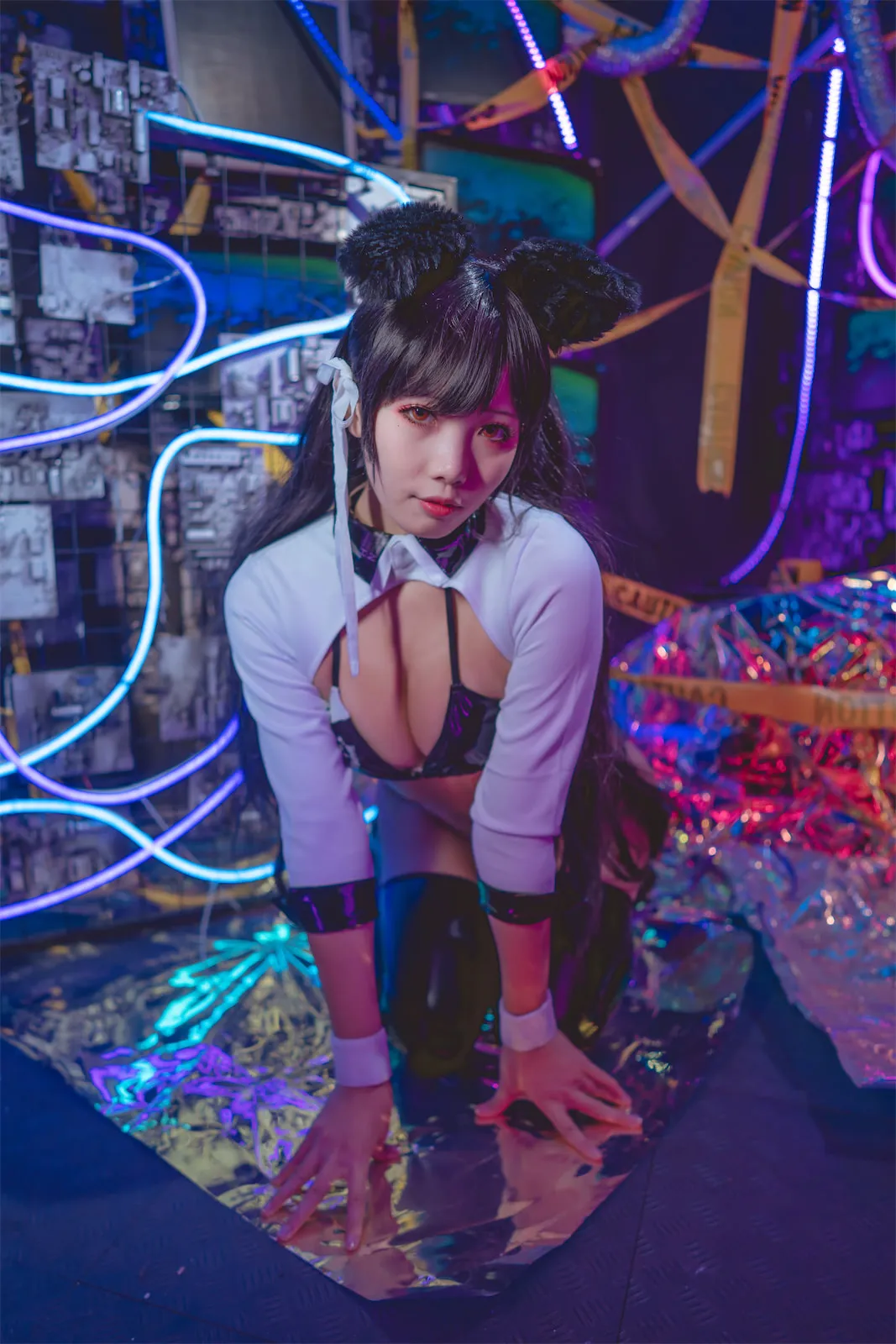 SUA(지수아)黑色双马尾发型白色服装角色造型