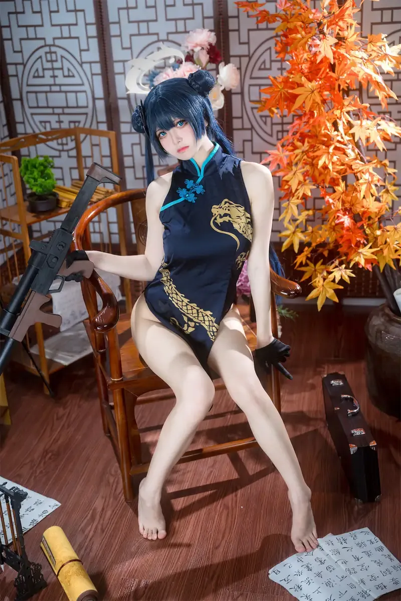SUA(지수아)黑蓝配色传统元素服装角色照片