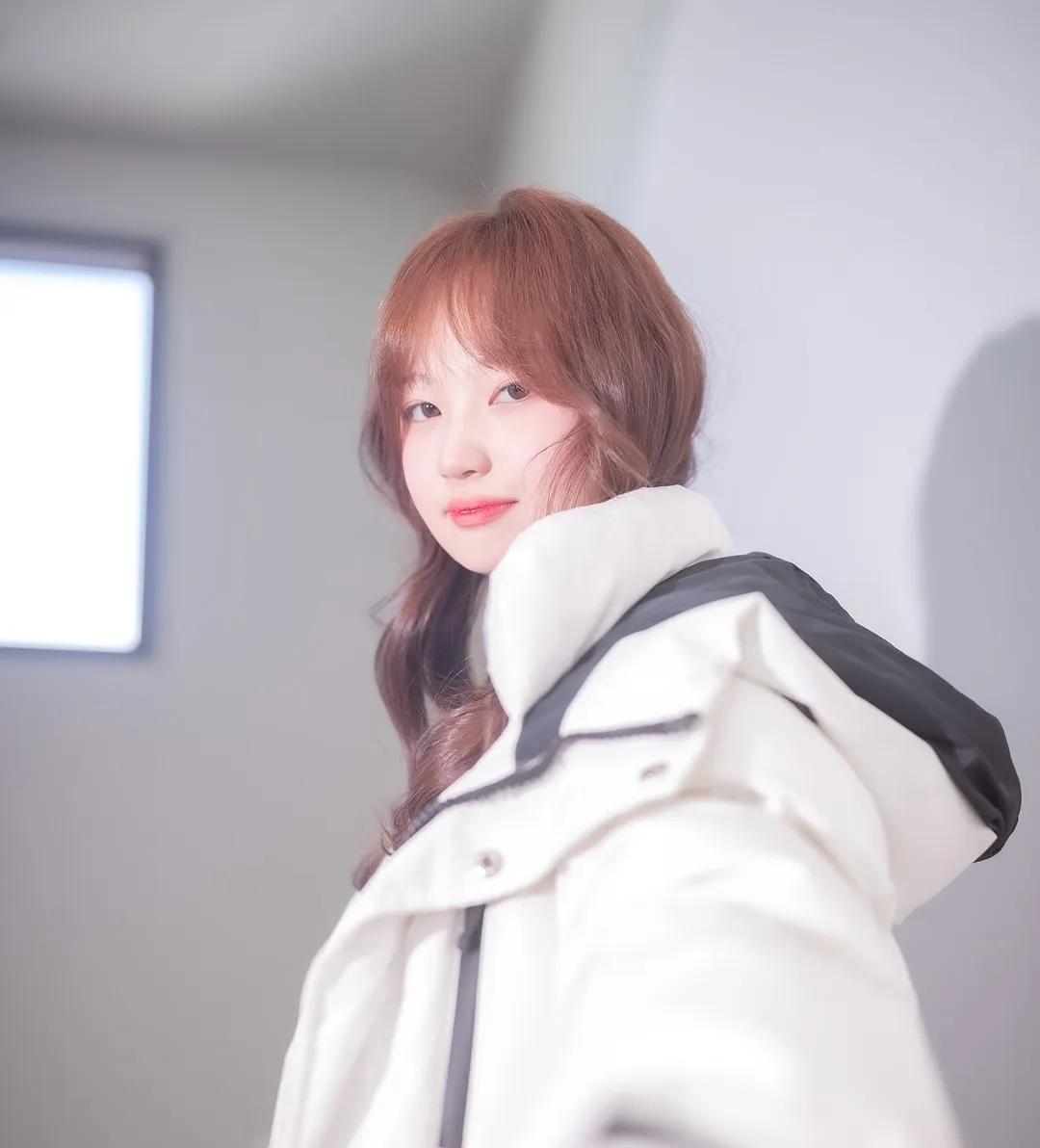 Sia(시아)白色外套浅色背景写真