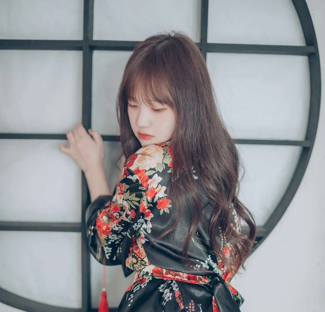Sia(시아)花纹服装侧身姿态写真