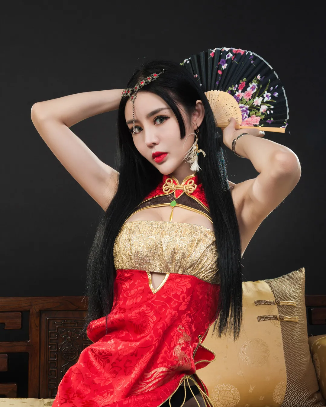 Ligui丽柜红色东方服装折扇手臂姿态写真