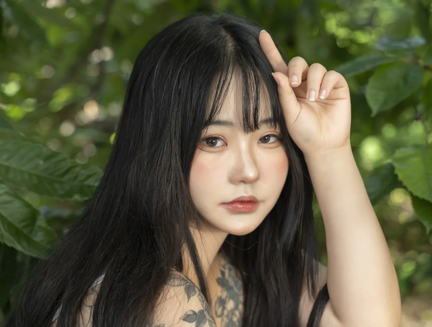 BoyeonJeon(전보연)户外黑发手臂姿态近景照片