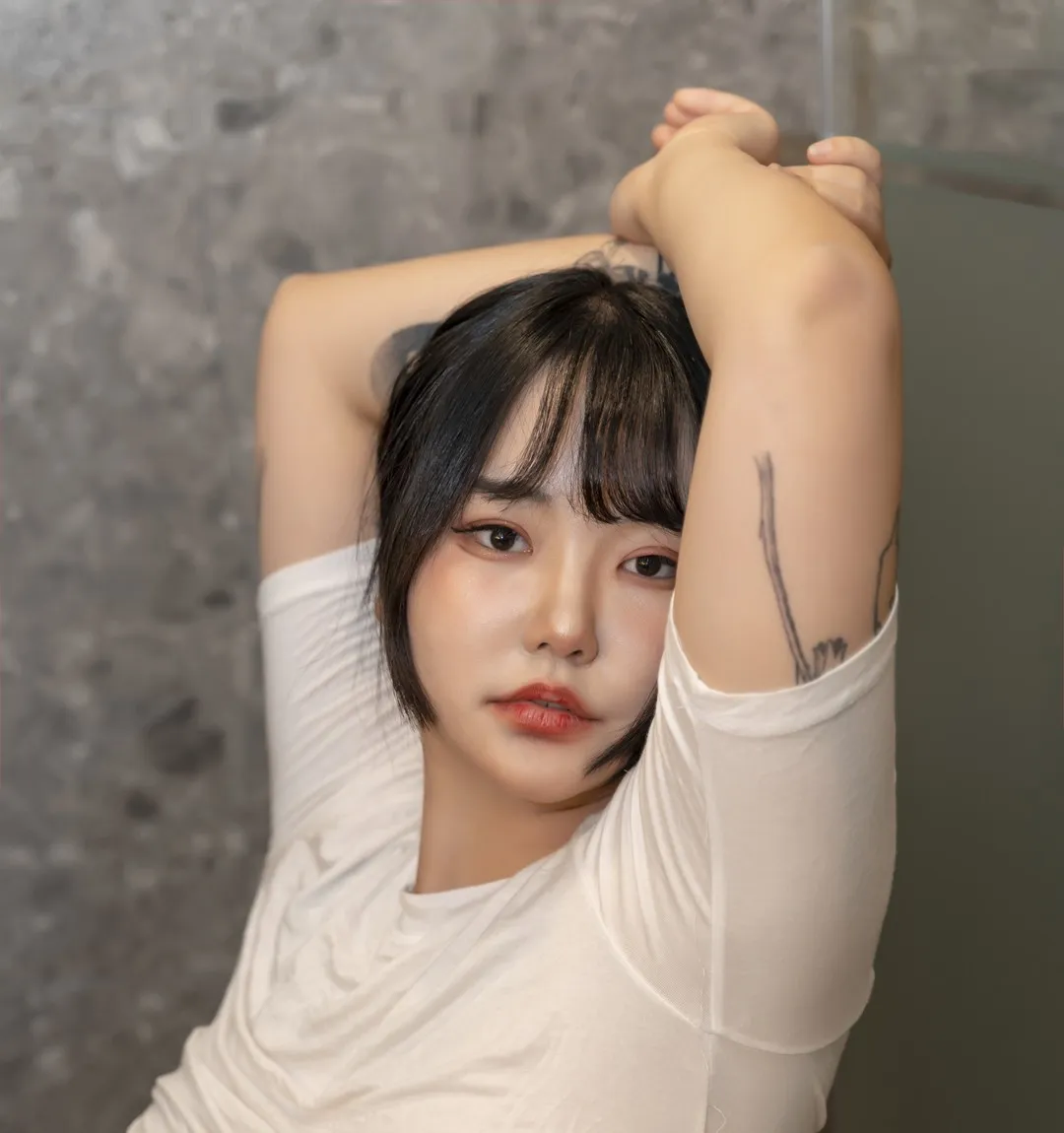 BoyeonJeon(전보연)白色服装室内光影造型照片