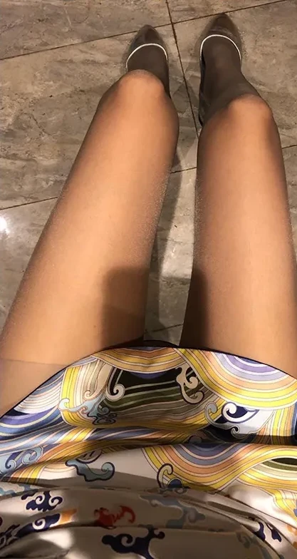 角色扮演写真风格专题 不爱穿shoes坐姿视角下的服装配色与室内背景