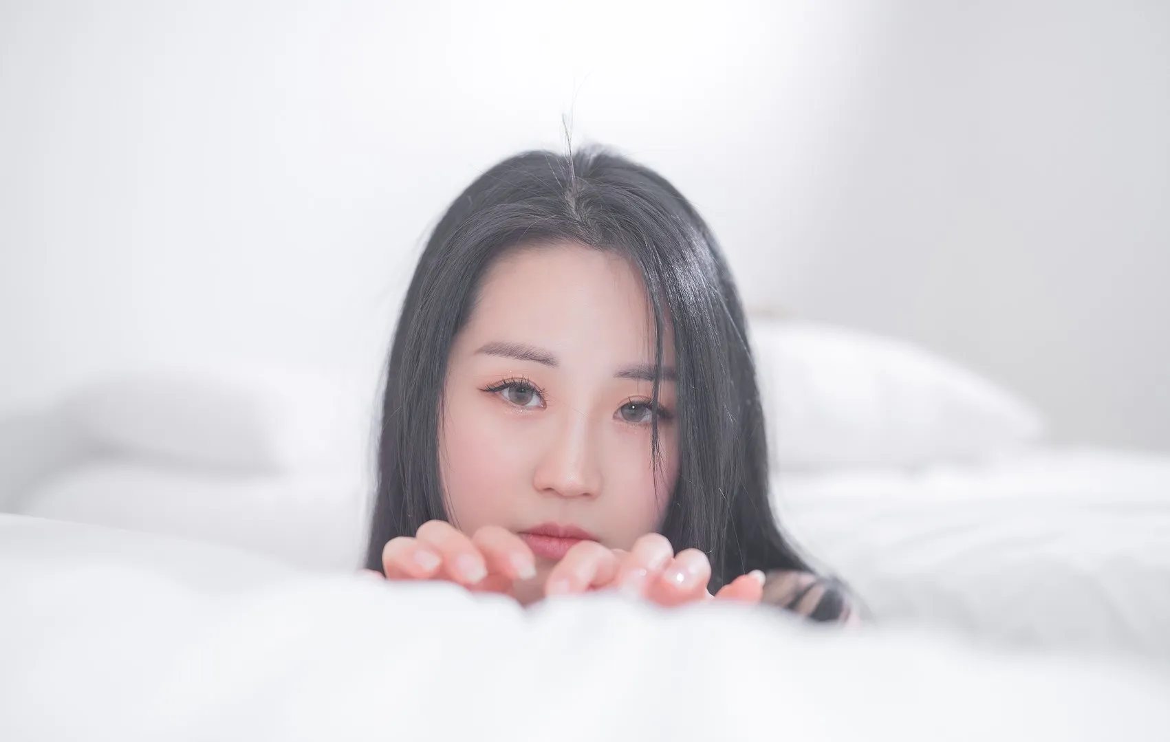 Dami(퀸다미) 黑发浅色背景柔光写真风格