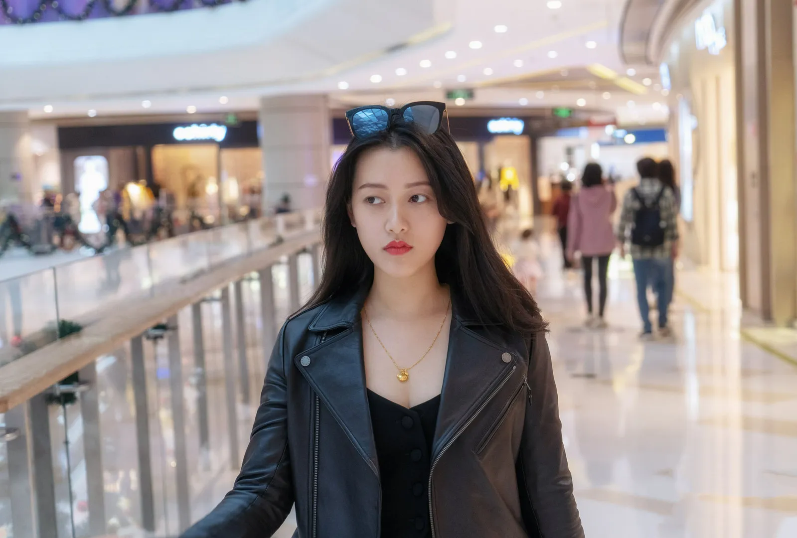 角色扮演写真风格专题 LeoChen黑色外套商业空间写真