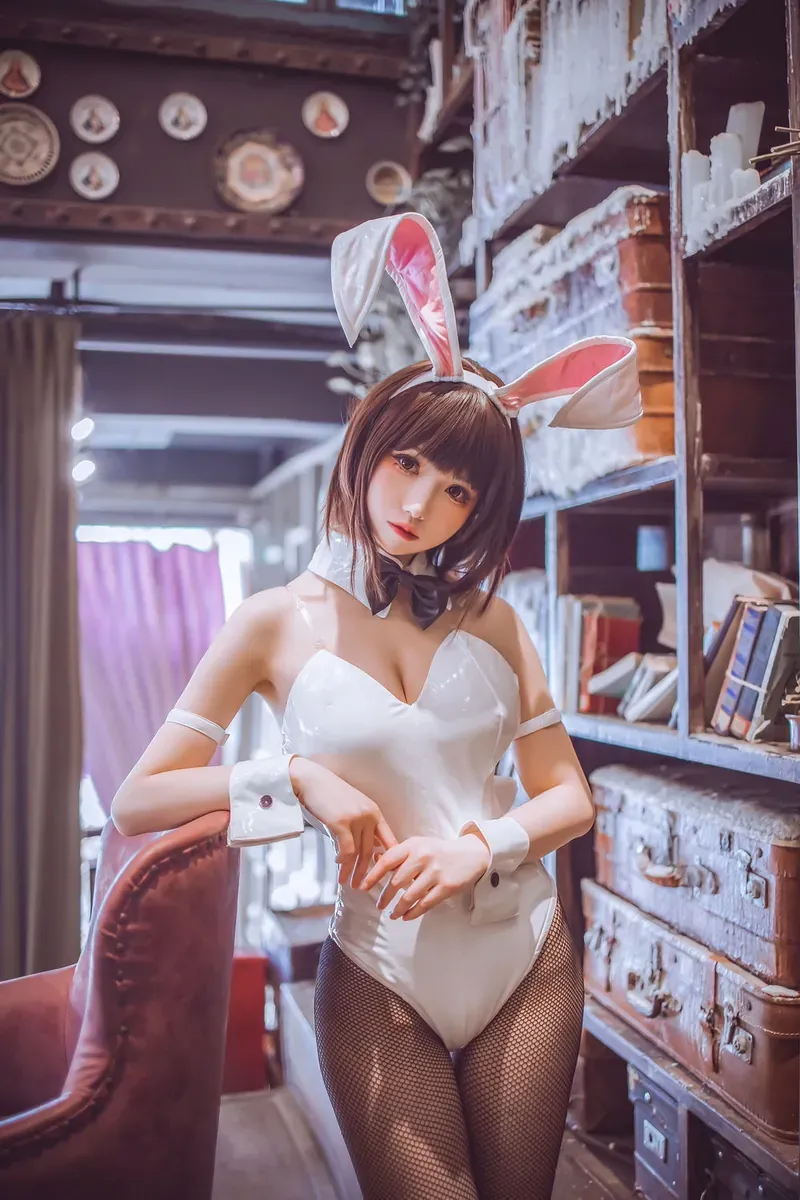 coser衣衣兔女郎黑色服装湖边自拍角度