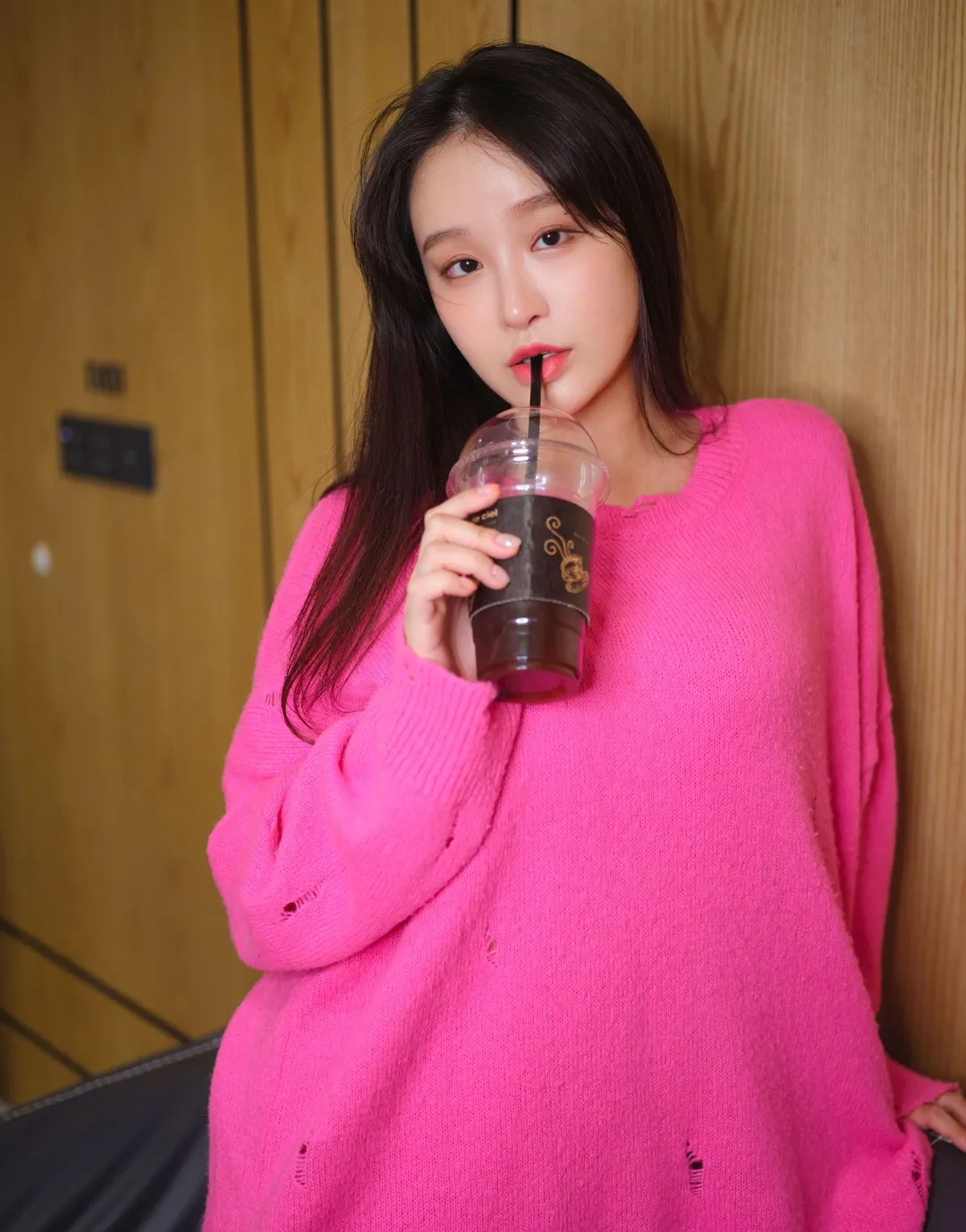 Leesnoww이설粉色服装手持饮品室内写真风格