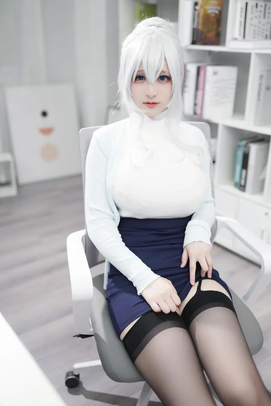 幼愛youmeko白发角色制服坐姿Cosplay照片