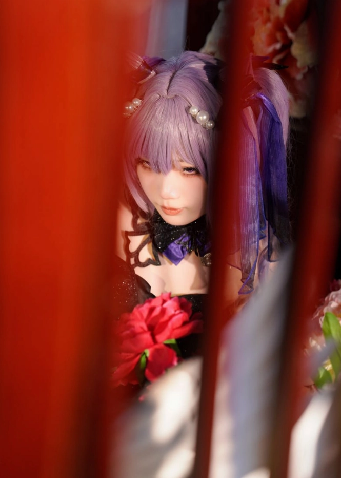 刺猬小姐 cosplay 主题图集整理 紫色发型角色在红色空间中的摄影构图