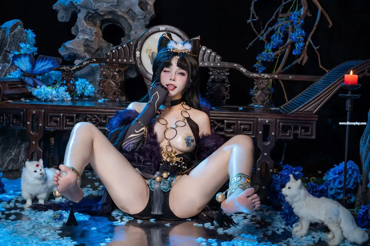 七月喵子cosplay角色风格整理 蓝色环境中的幻想角色扮演照片