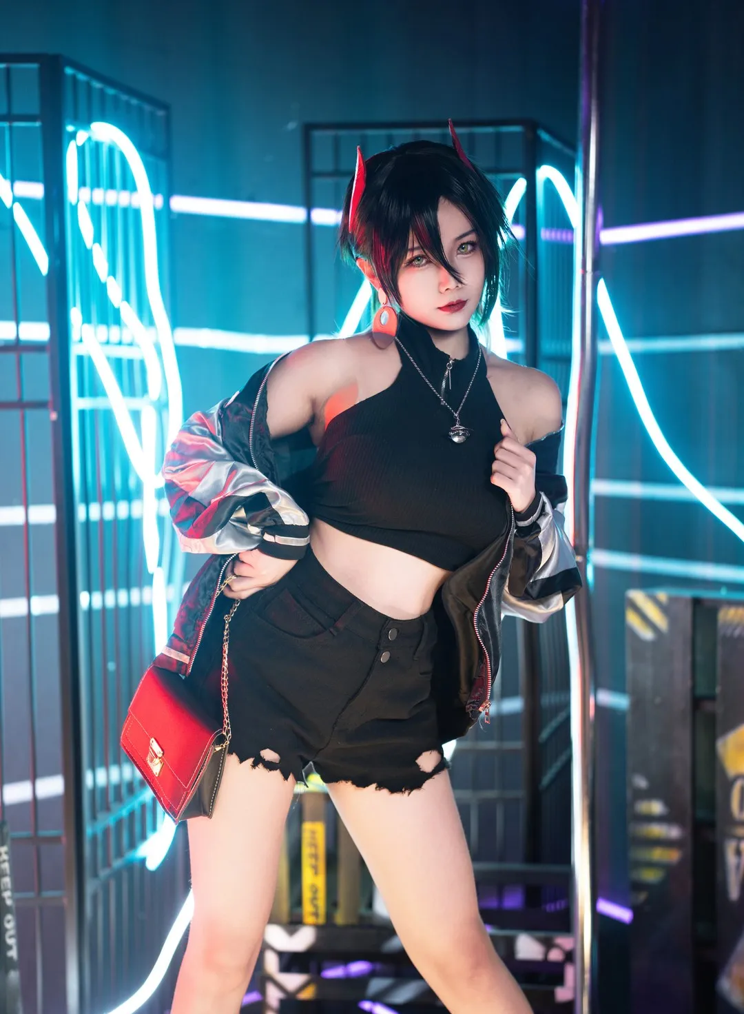 巴鲁巴鲁BaRu Cosplay角色造型作品整理 巴鲁巴鲁BaRu黑色短发红色发饰黑色服装Cosplay照片