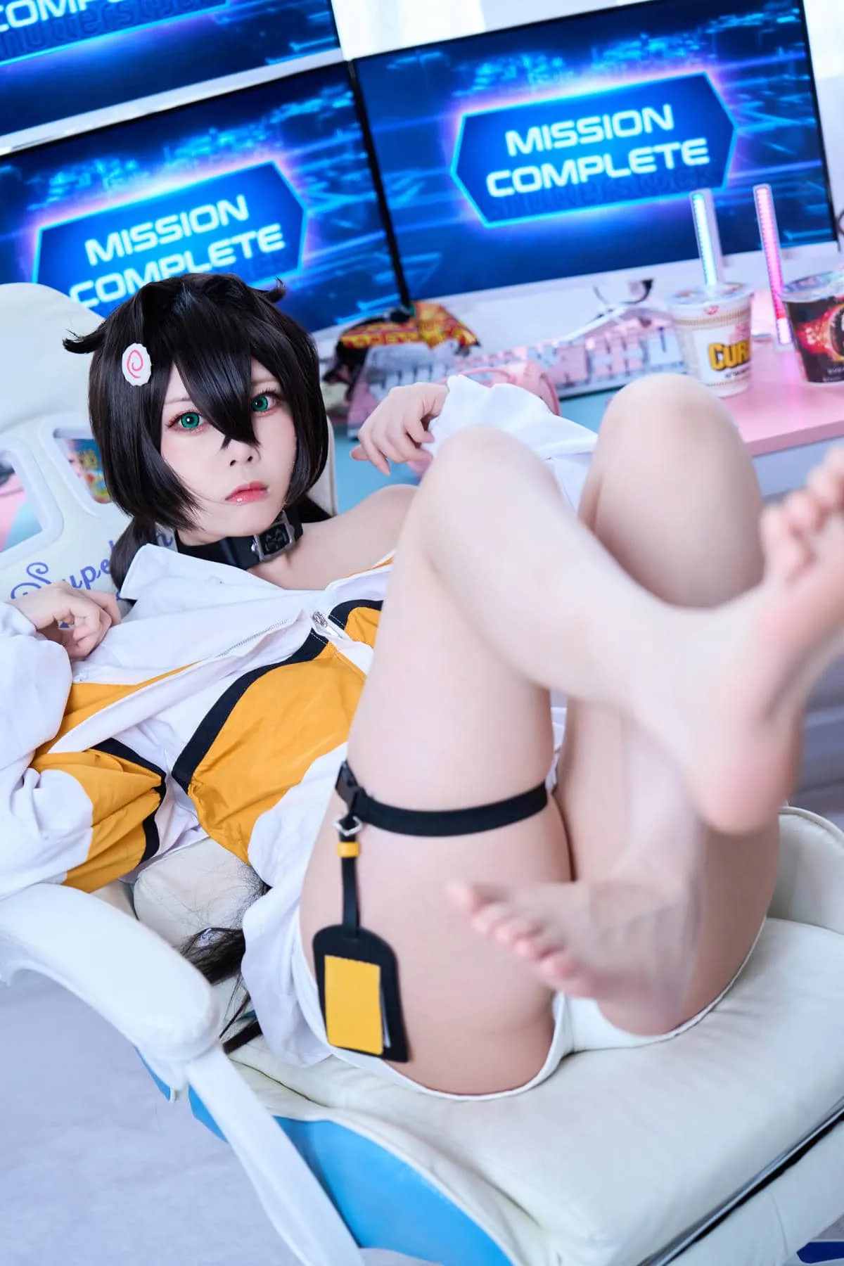 Maou Mo角色扮演作品整理 黑色短发角色服装与蓝色科技背景的COS摄影
