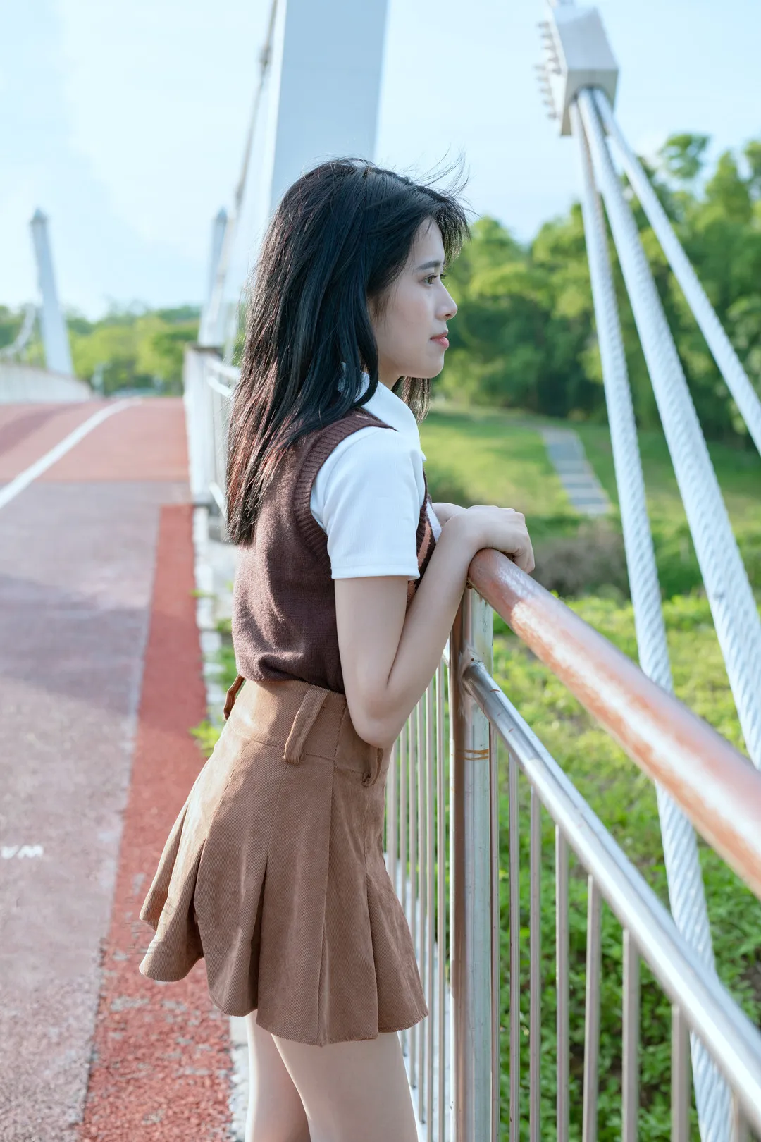 尤蜜丝写真风格作品整理 户外环境中的长发服装造型照片