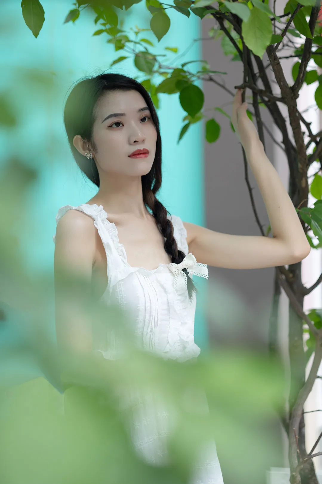 尤蜜丝写真风格作品整理 人物姿态与植物背景结合的视觉照片