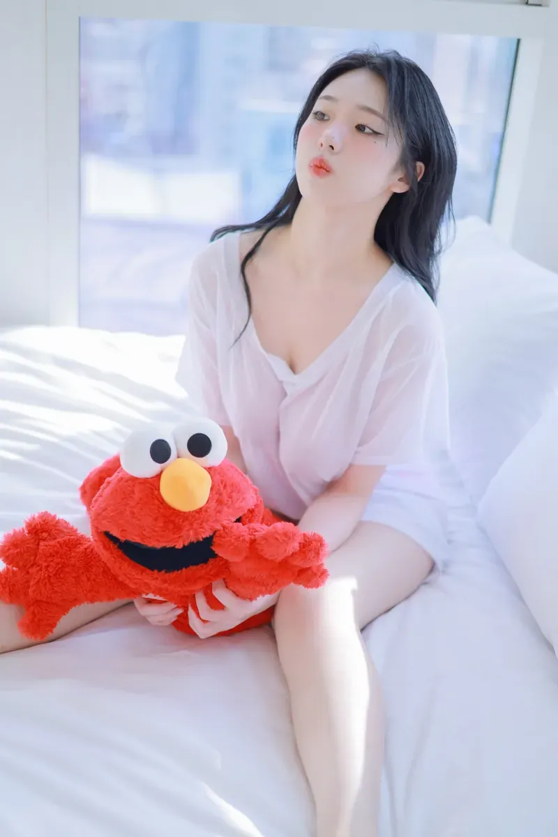 YeonWoo cosplay角色风格作品参考 YeonWoo白色服装搭配红色玩偶的室内写真