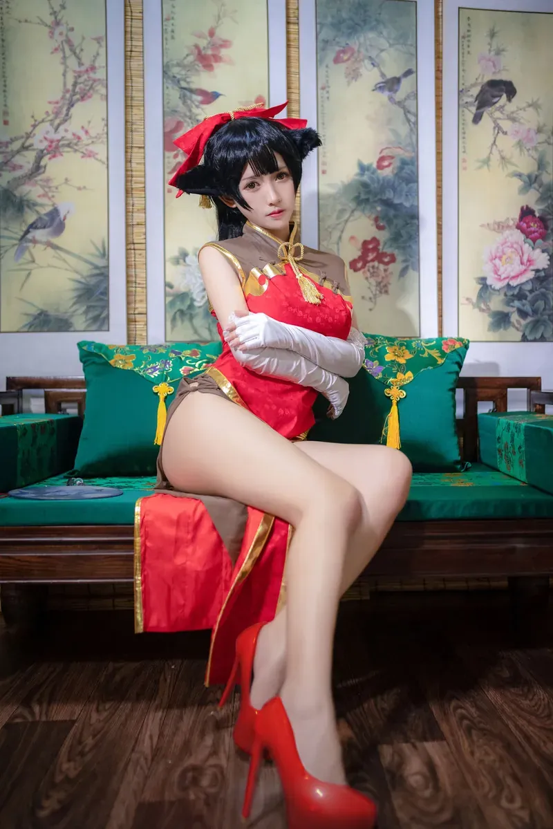 鳗鱼霏儿 cosplay作品合集整理 红色主题服装与黑色短发造型的角色扮演照片