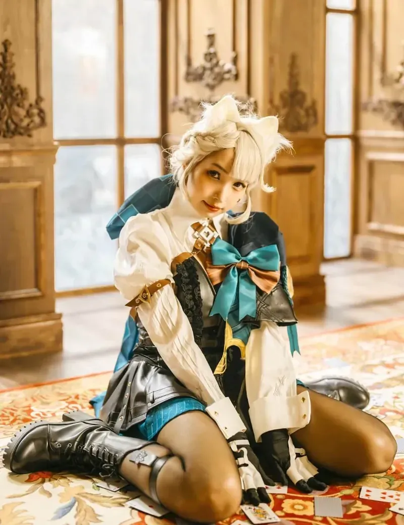 慕慕Momo cosplay写真作品参考 白色服饰、浅色假发和蝴蝶结元素组成的角色扮演造型