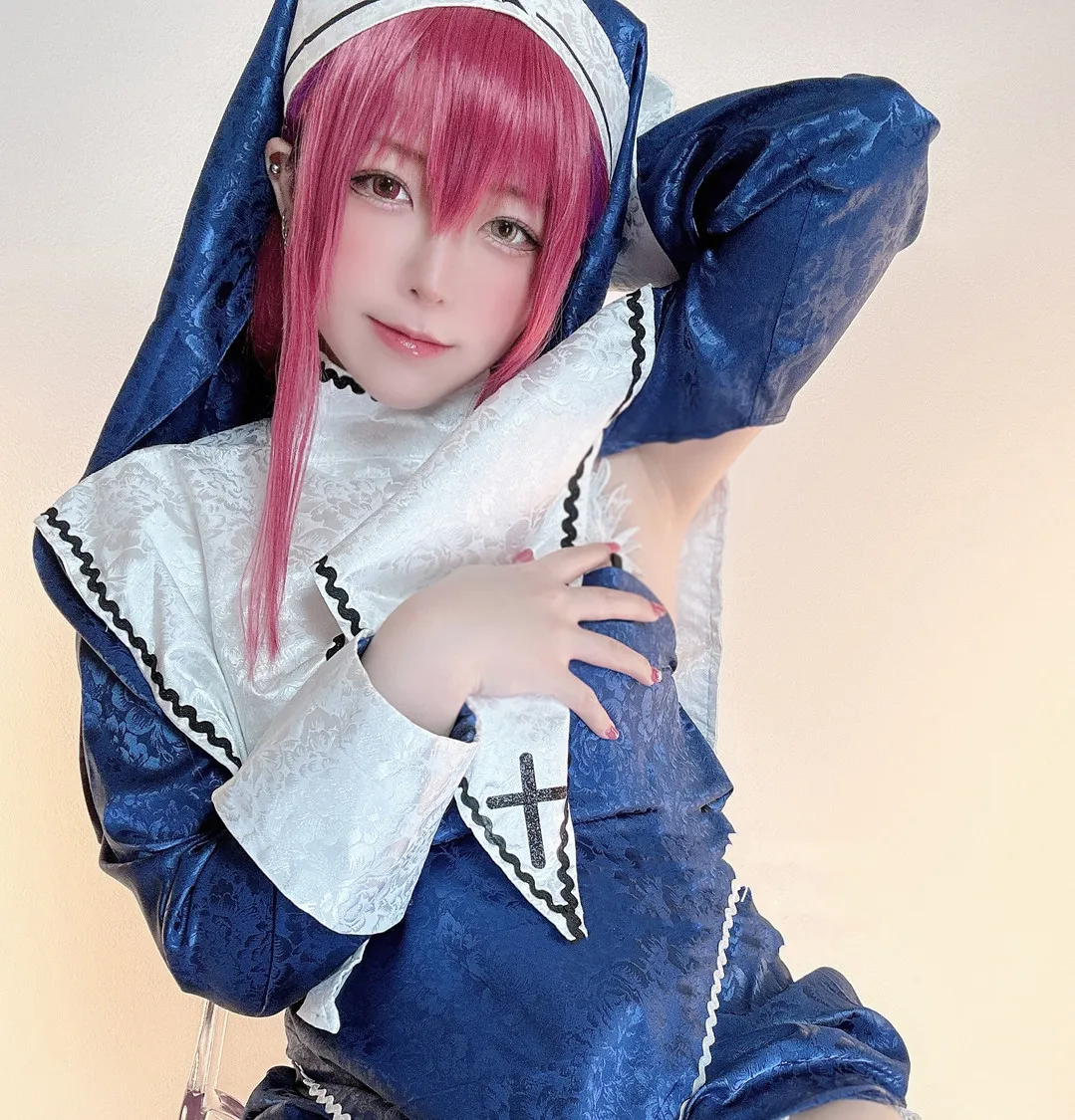 Rizuna(りずな)角色题材专题 Rizuna(りずな)粉色长发搭配蓝白服装的角色造型