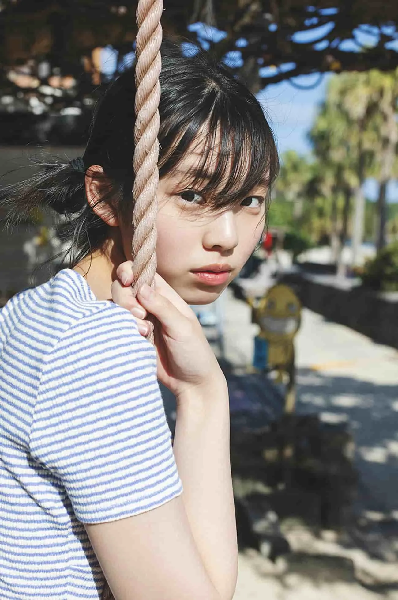 菊地姬奈 cosplay 角色风格作品参考 黑发刘海女生穿蓝白条纹服装在户外环境中的照片