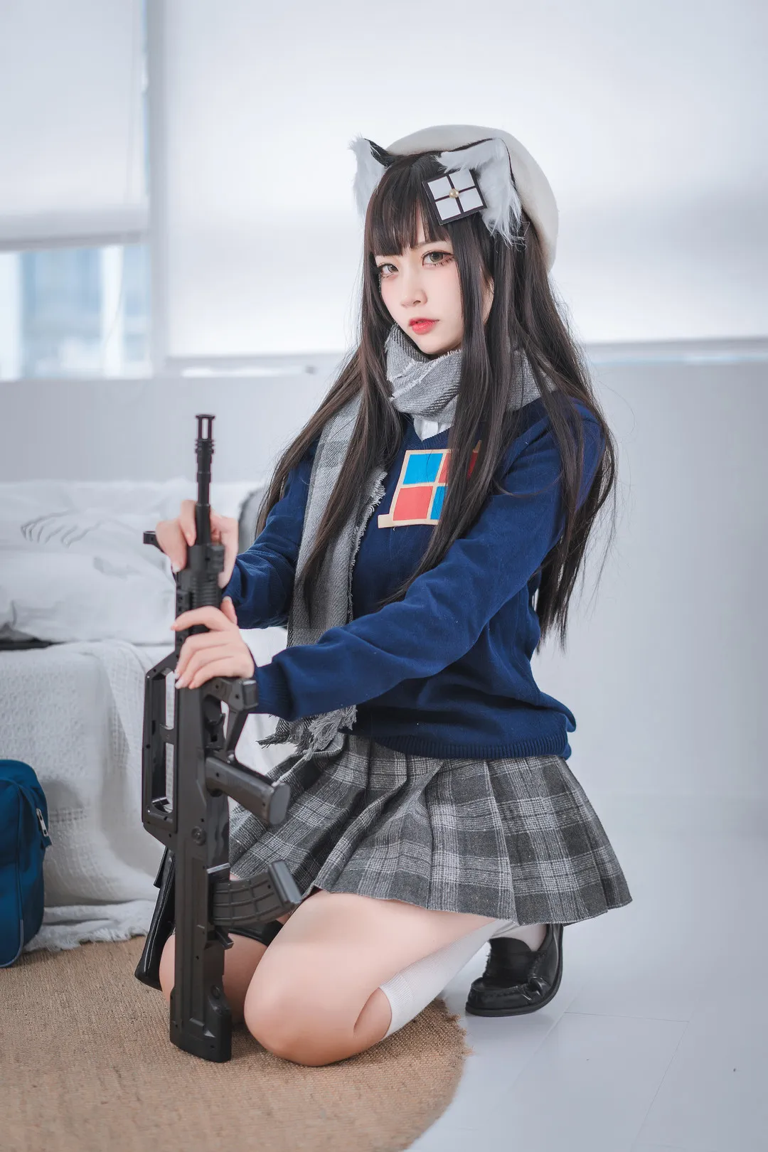 二佐nisa cosplay 角色写真作品整理 深色长发角色扮演造型，蓝色服装搭配室内场景