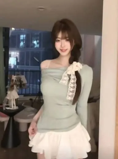 抖音倩倩 角色写真风格作品介绍 浅色上衣搭配白色裙装的室内造型照片