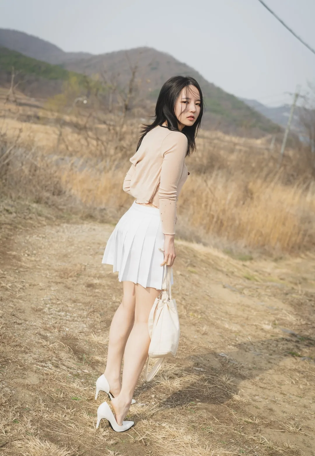 Yeha(예하)角色写真风格作品整理 Yeha(예하)户外白色裙装站姿人像照片