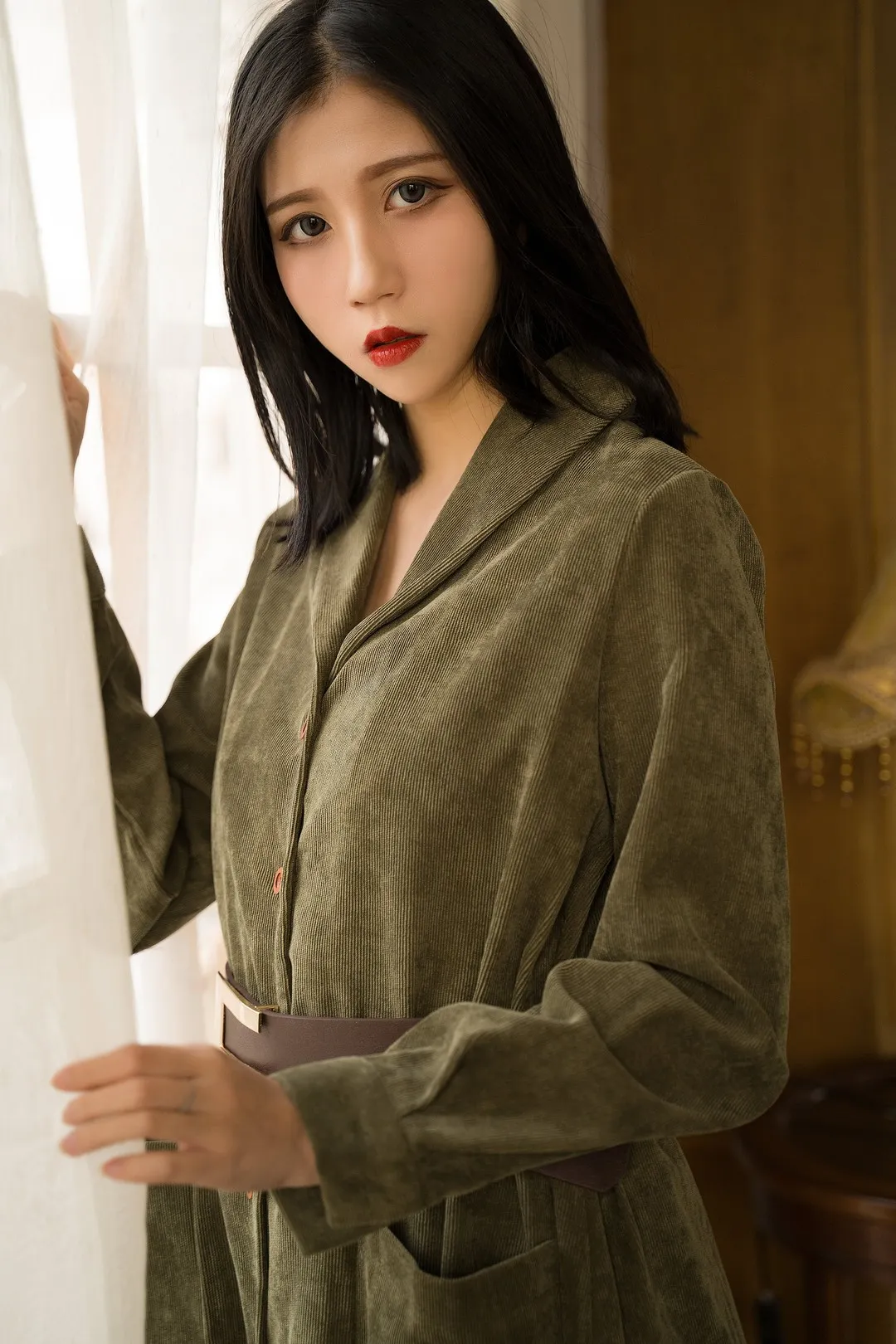 Cazi姬纪cosplay作品整理 深色长发人物穿着灰绿色服装站在窗边的室内造型照片