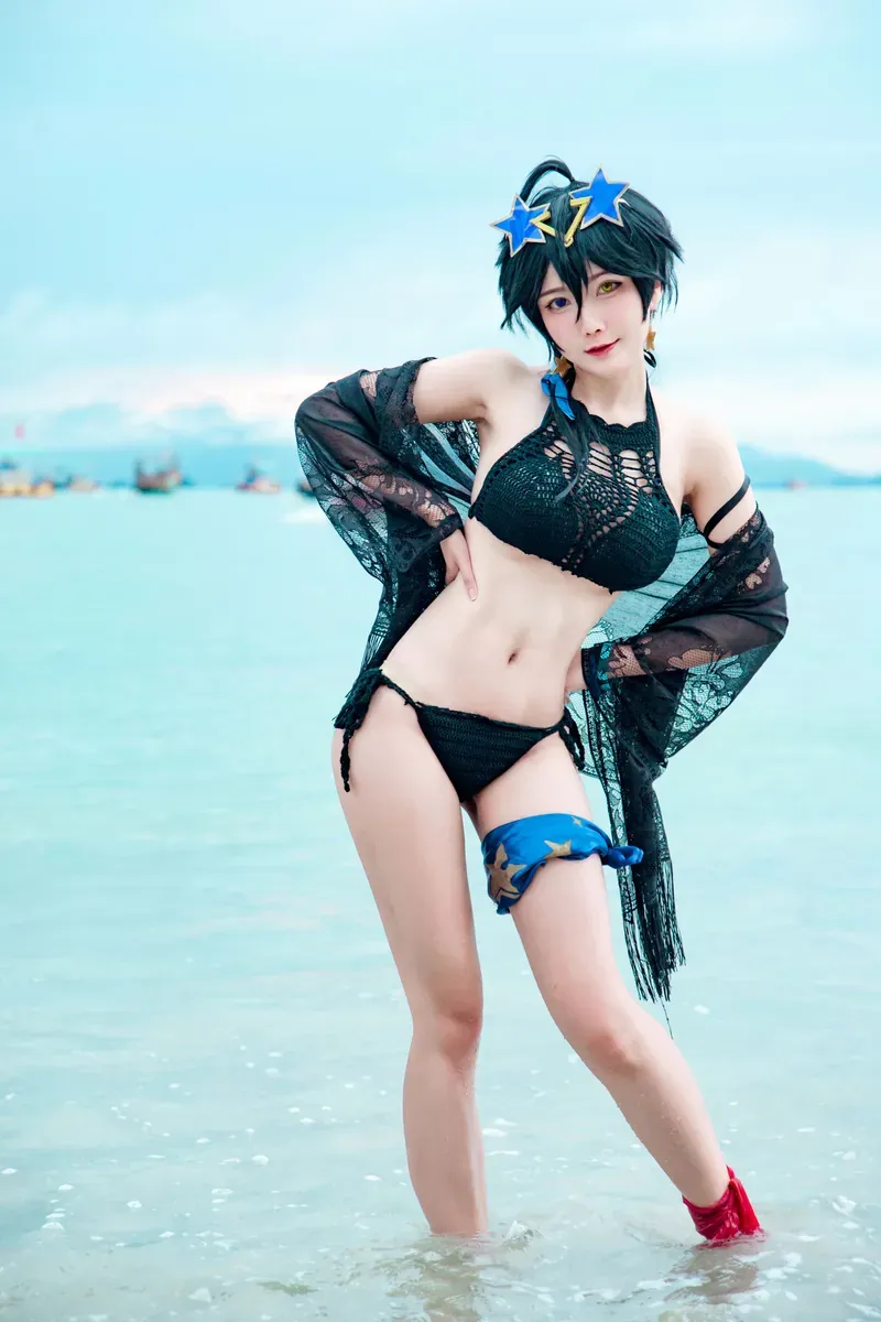 隼隼子 cosplay 角色造型作品整理 海边蓝色背景下的黑色服装角色扮演造型