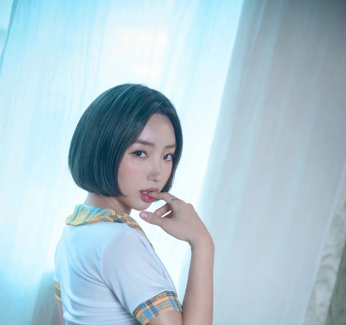BootyQueen 角色写真风格作品整理 短发人物穿白色制服风格服装的室内写真