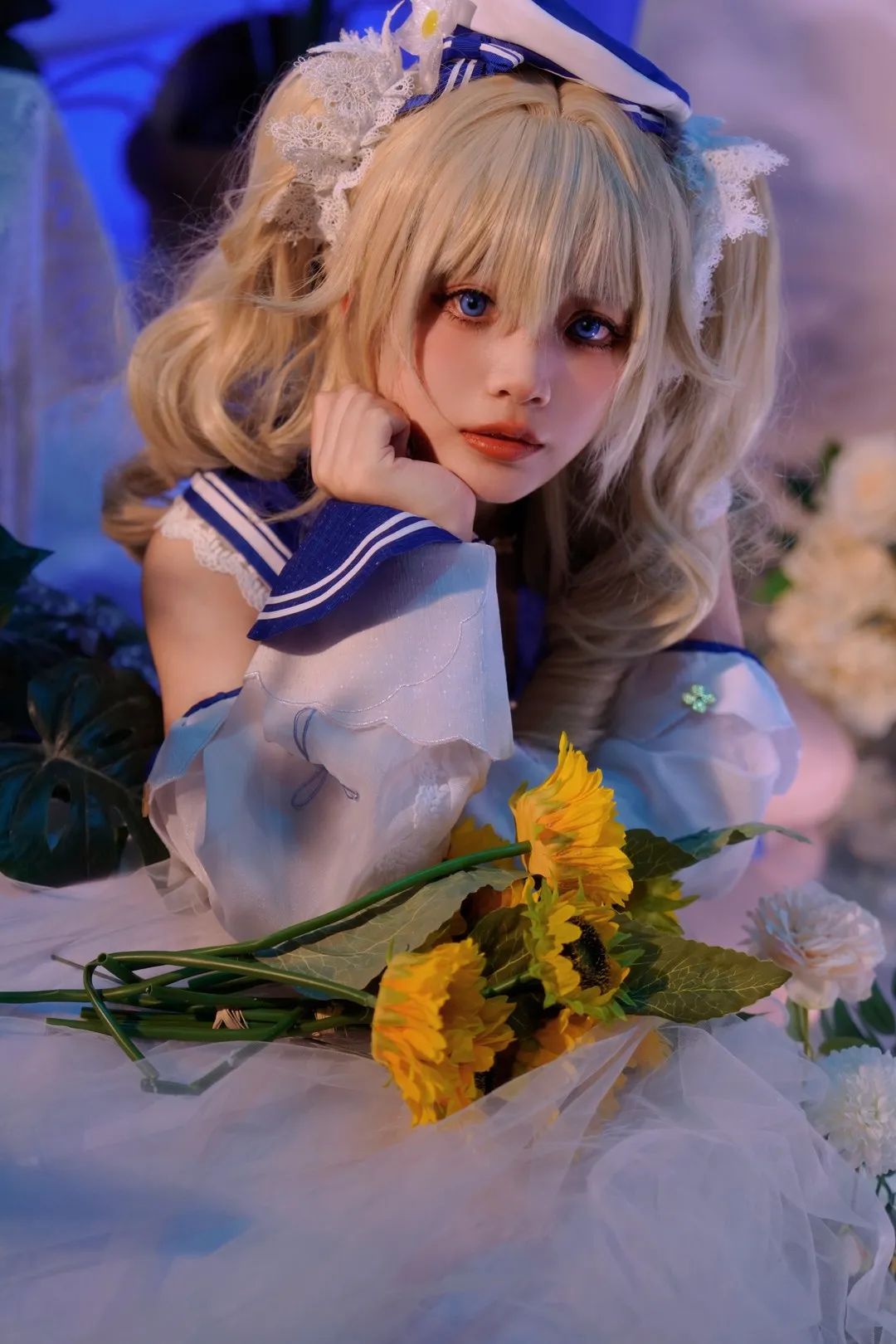 刺猬小姐 cosplay 主题图集整理 蓝白服装与花卉元素结合的幻想角色照片