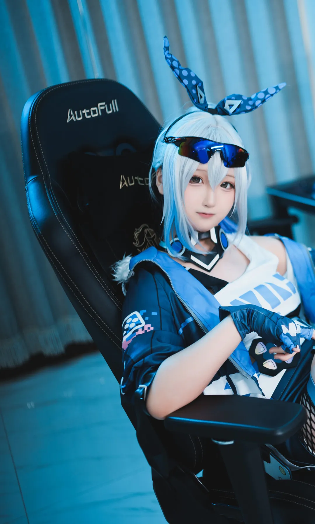 Seele麦麦cosplay角色风格作品参考 蓝白色角色扮演服装搭配浅色假发与蓝色背景