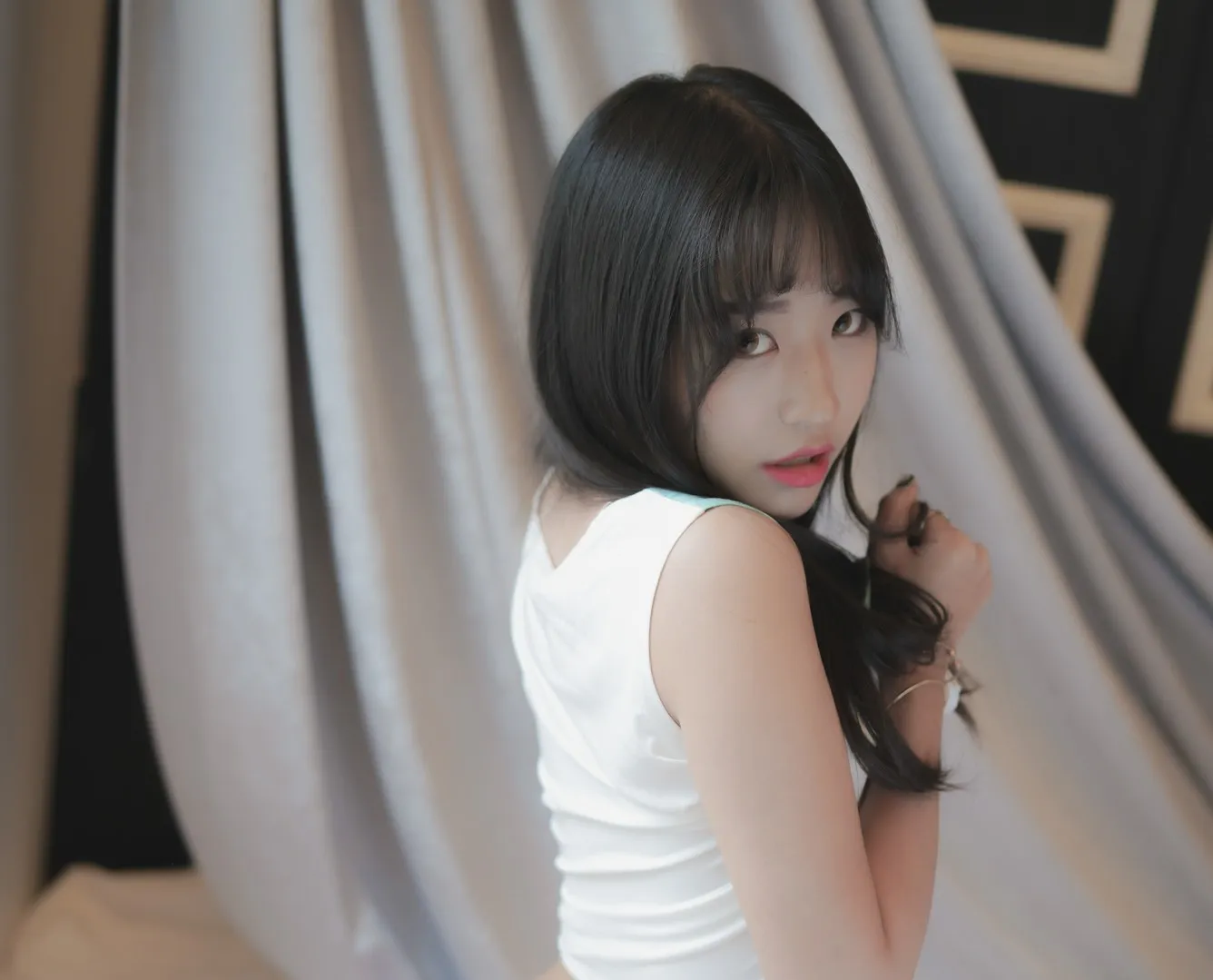 Biya cosplay角色写真风格作品整理 Biya白色服装造型与黑色长发刘海视觉