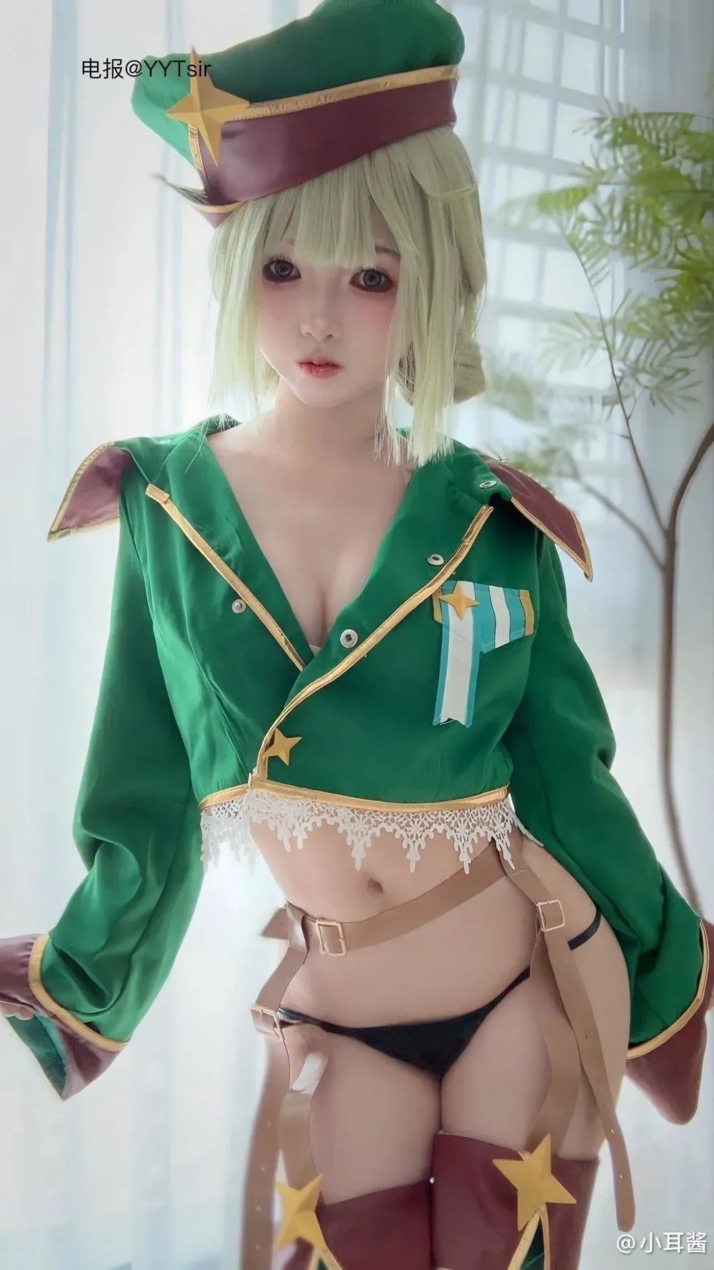 小耳酱角色扮演风格作品整理 绿色角色服装搭配浅色短发的Cosplay造型图片