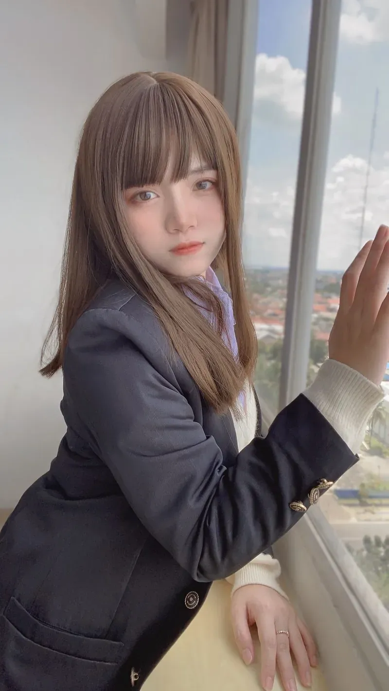 MenruiNyanko cosplay角色风格作品参考 黑色外套搭配浅色长发的角色风格照片