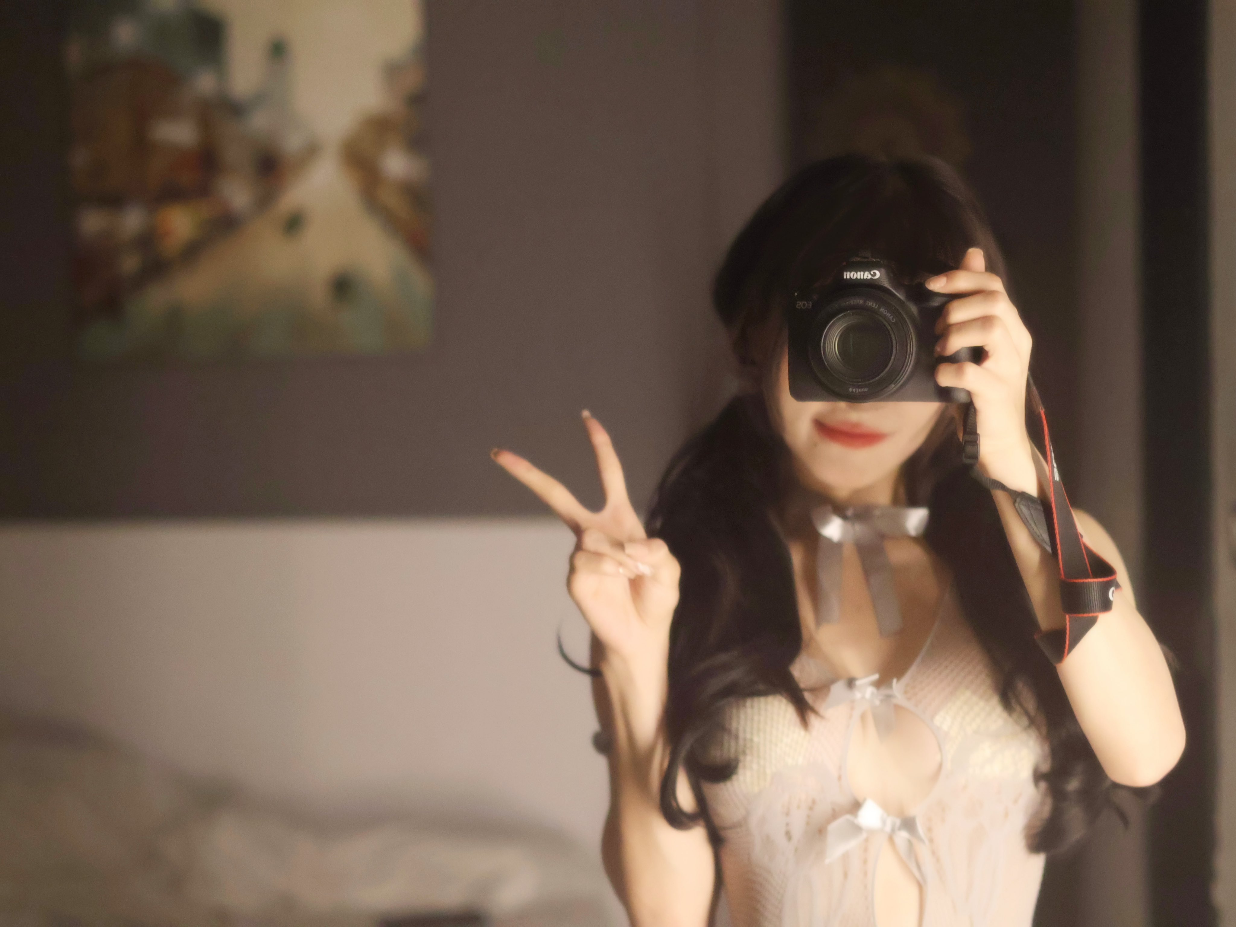 咪妮MiNimmm2006角色写真风格作品整理 室内拍摄中使用相机互动的角色风格照片