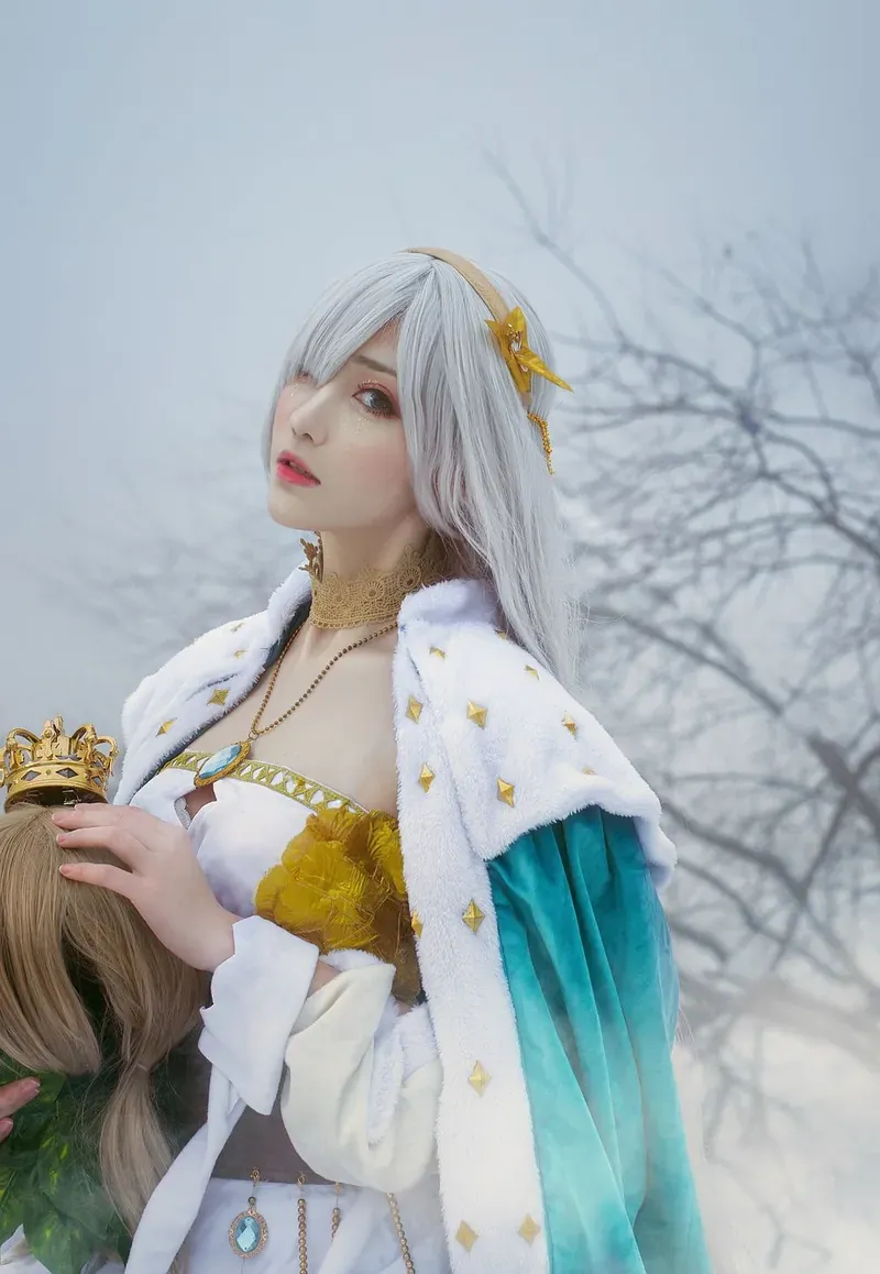 南桃momoko cosplay角色风格作品整理 白发角色cosplay搭配白色服装与蓝绿色披肩的幻想造型