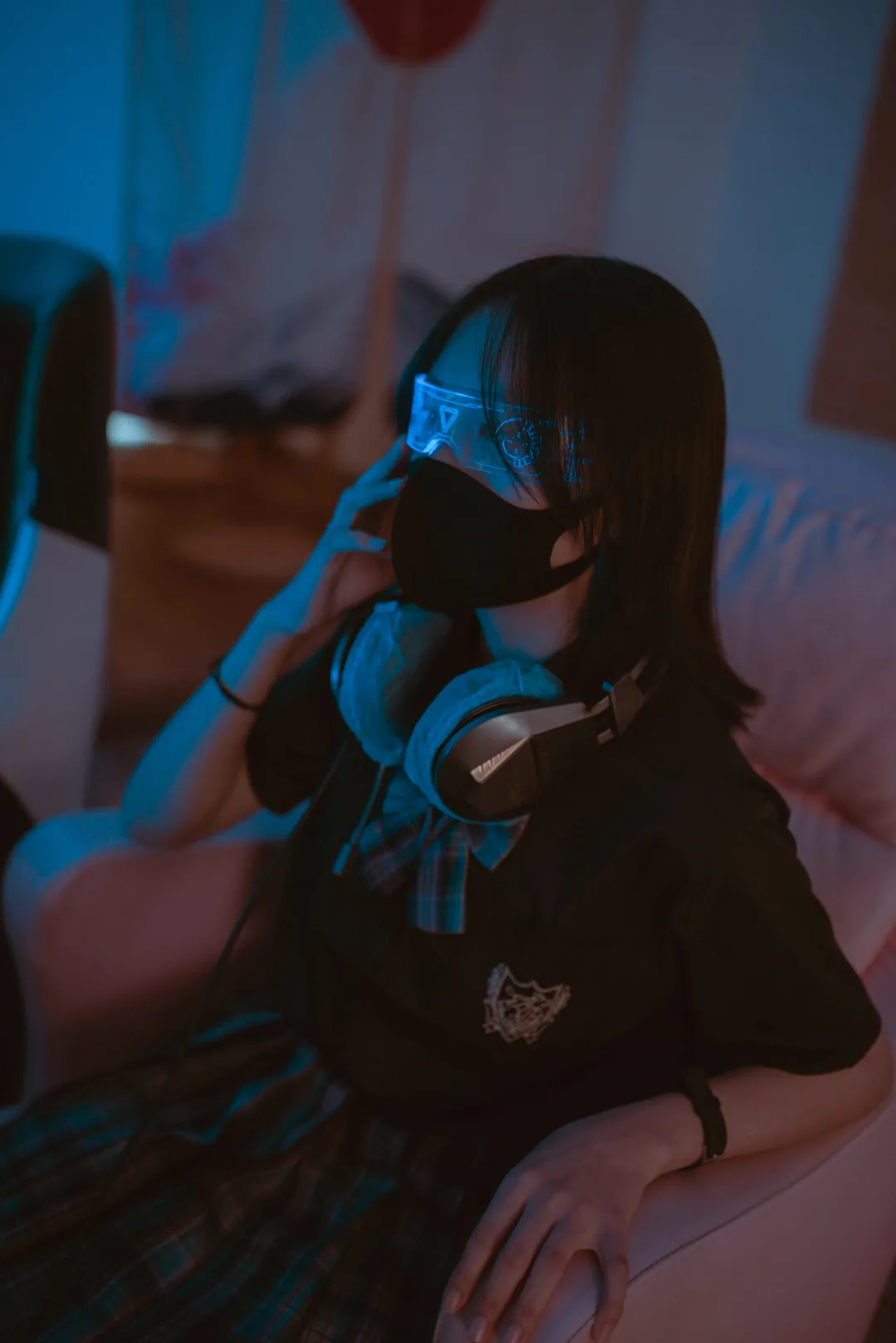 鹿初 cosplay 角色风格作品整理 鹿初角色扮演造型图片，黑色服装搭配耳机与蓝色光影氛围