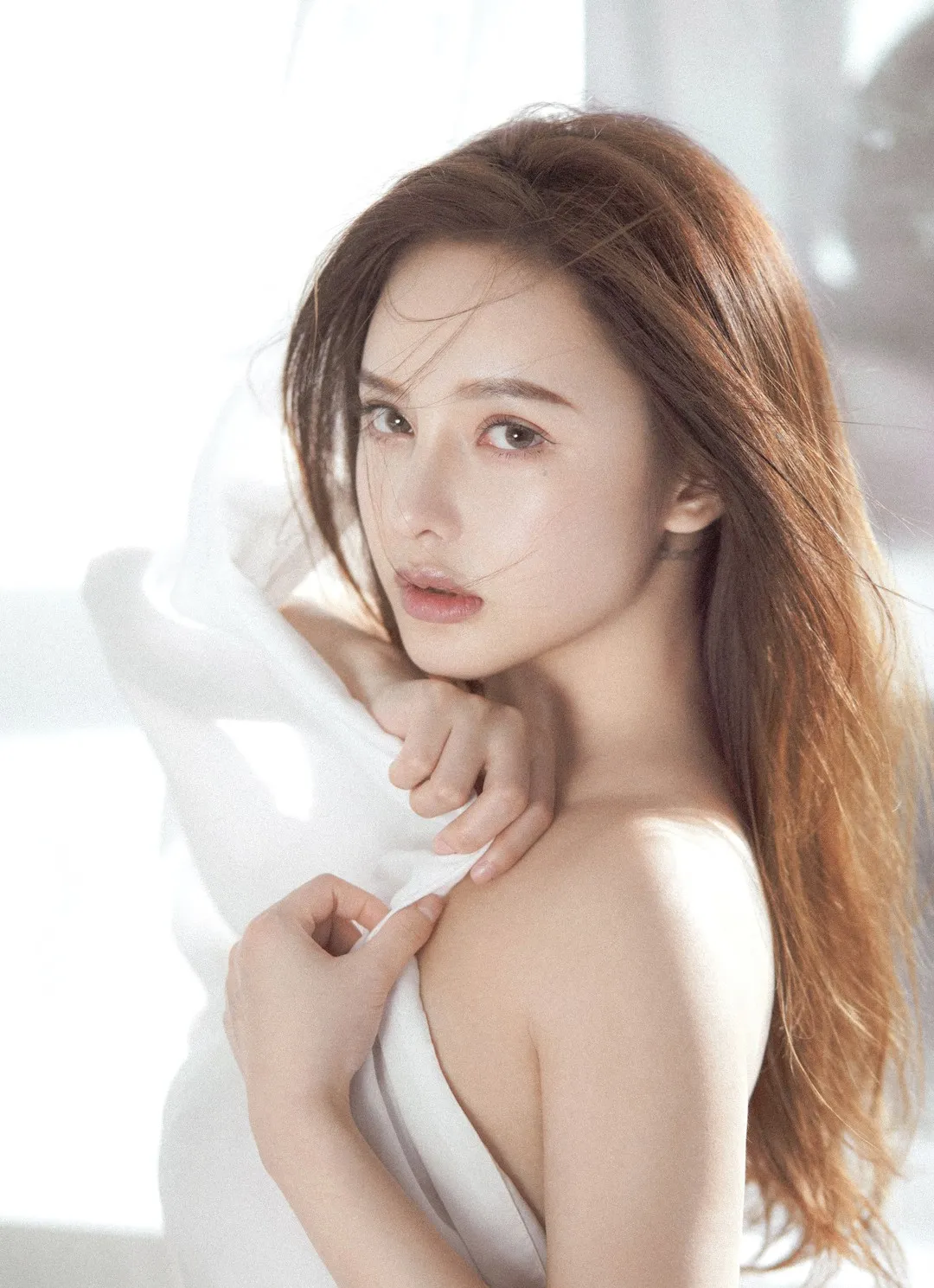 LIJIAO李娇角色写真风格作品整理 白色服装与长发造型的人物摄影画面