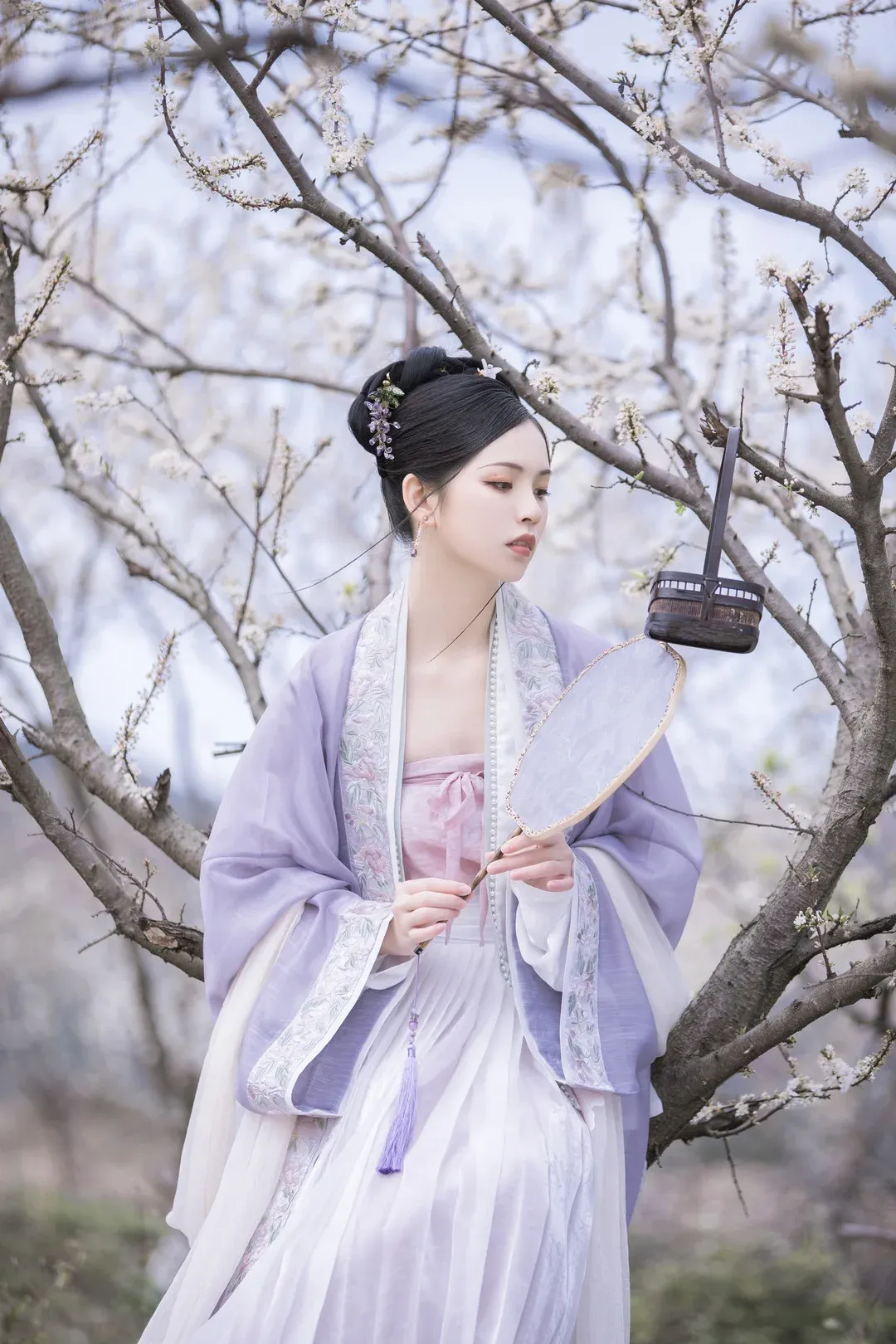 许愿少女@XuYuanShaoNv角色写真风格作品整理 古风服装造型与花枝背景中的人物照片