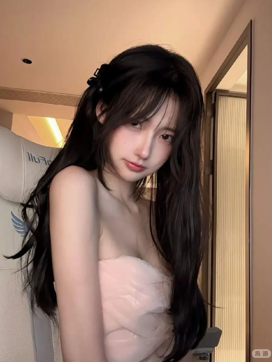 一只香角色写真风格作品整理 一只香主题写真中的自然穿搭造型与发型细节