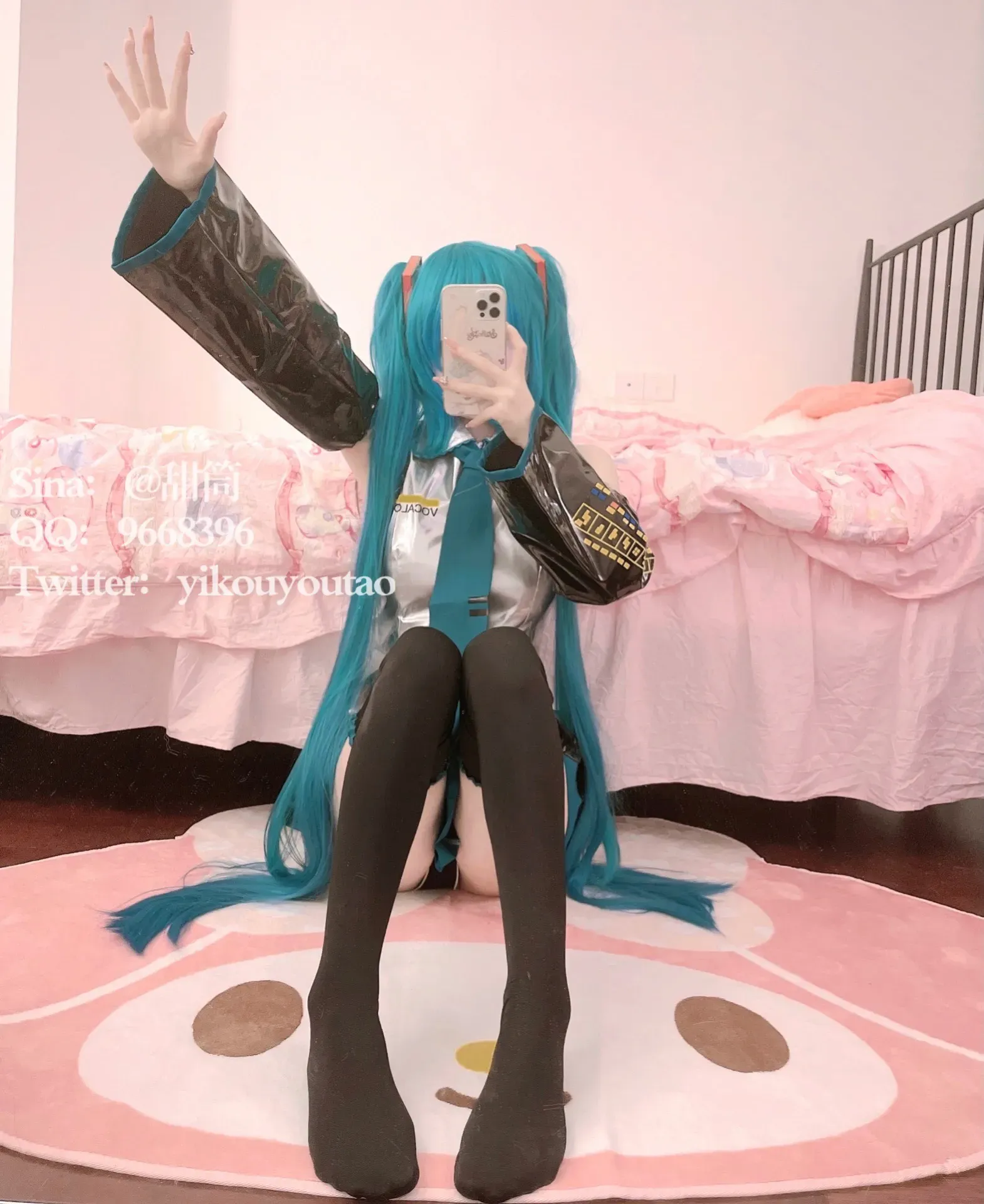 萌白酱 cosplay 角色造型作品整理 蓝绿色长发假发搭配黑白服装的角色扮演造型