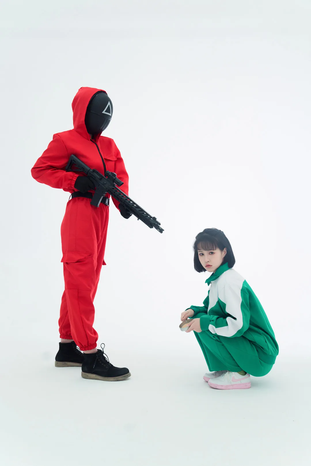 星澜是澜澜叫澜妹呀角色扮演风格作品整理 红色连帽制服角色造型与黑色面罩搭配场景