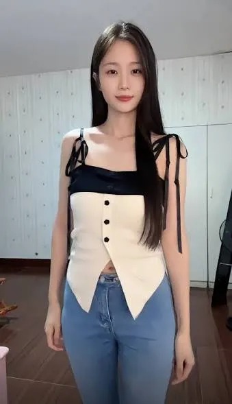 抖音倩倩 角色写真风格作品介绍 黑白服装搭配牛仔裤的室内造型照片